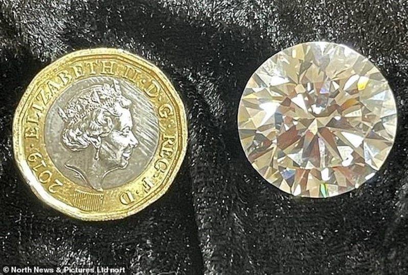 英國一位退休婦人震驚地發現，自己打掃住處時「差一點扔進垃圾桶」的人造珠寶飾物，經檢測其實是一顆價值2百萬英鎊的34克拉鑽石。畫面翻攝：MAILONLINE