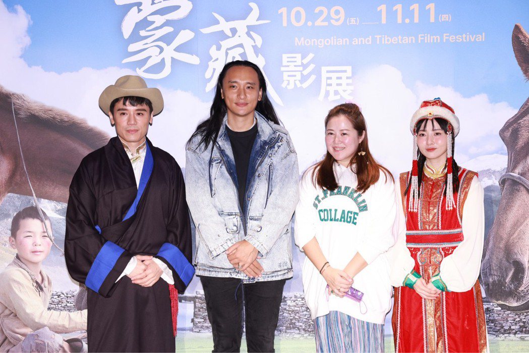 邱志宇（左起）、巴沃邱寧多傑、賴梵耘與饒星星在「2021蒙藏影展」開幕茶會上合影