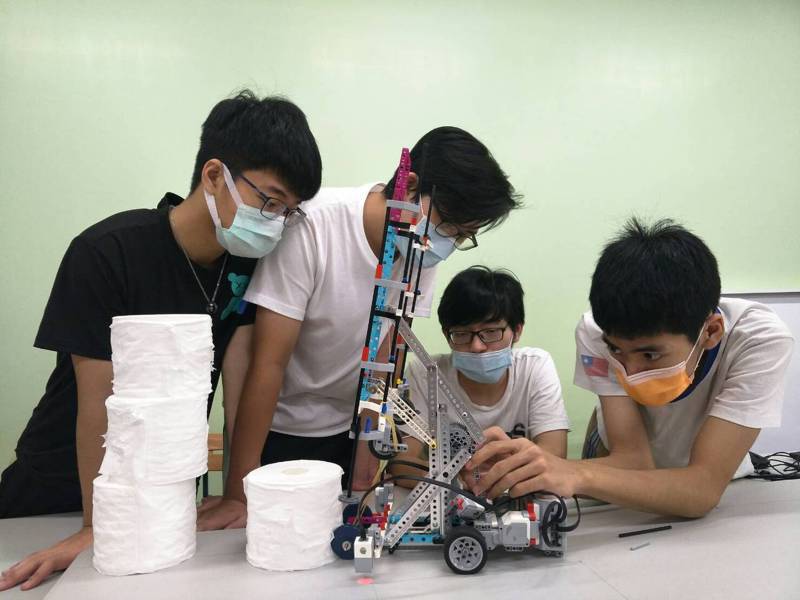 高雄正義中學機器人校隊日前在「2021 Robofest世界機器人大賽」拿下雙亞軍。圖╱正義中學提供