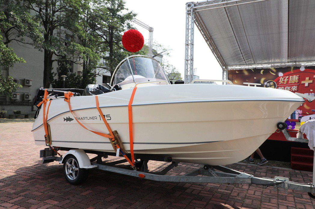 在嘉義縣消費振興五倍券，加碼獎是市值約142萬元的「敞篷遊艇」，為法國品牌Sma...