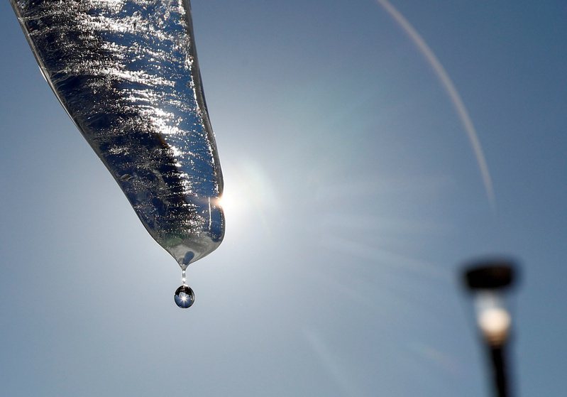 科学家发现水除了气态、液态和固态三态，还有「第四态」，被称作是「超离子冰」。图为民众去年在比利时布鲁塞尔市中心进行气候抗议时融化的冰雕。路透(photo:UDN)