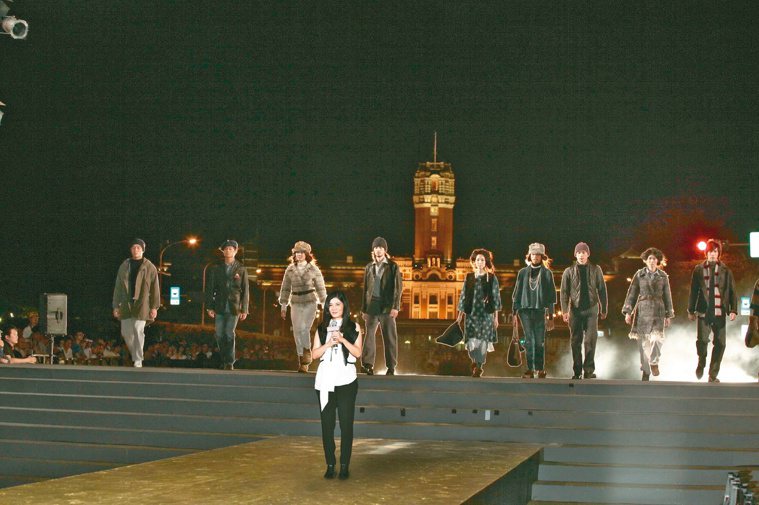 2010年，馮亞敏主辦了凱達格蘭大道史無前例的時尚大秀。圖／馮亞敏提供