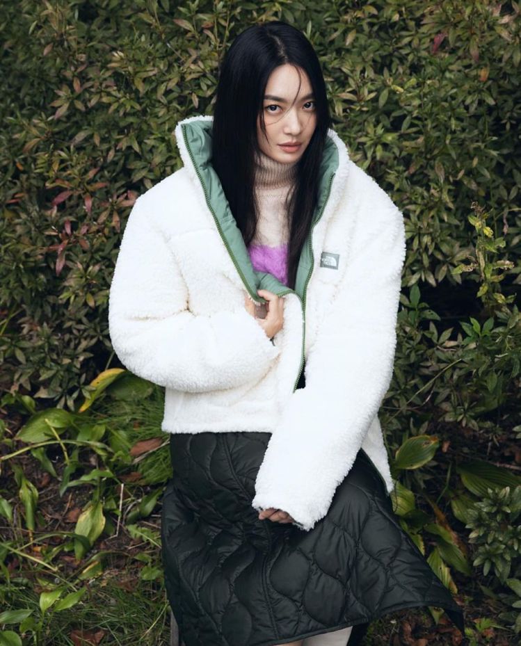 申敏兒身穿運動品牌服裝登上《Singles Korea》11月號雜誌。圖／取自IG