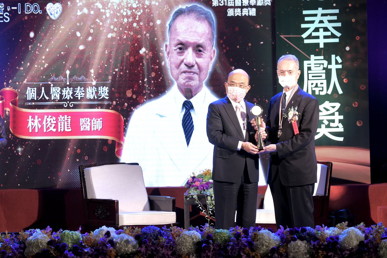 行政院長蘇貞昌（左），頒獎給醫療奉獻獎得主慈濟醫療法人執行長林俊龍（右）醫師。記者林俊良／攝影