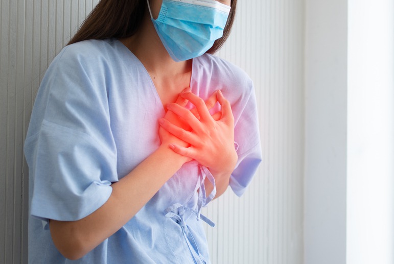 心血管疾病分為兩大類，慢性與急性。急性發作就是大家熟知的急性心肌梗塞，慢性則是狹心症、心絞痛等，胸悶、胸痛症狀出現至少超過三個月。示意圖／Ingimage