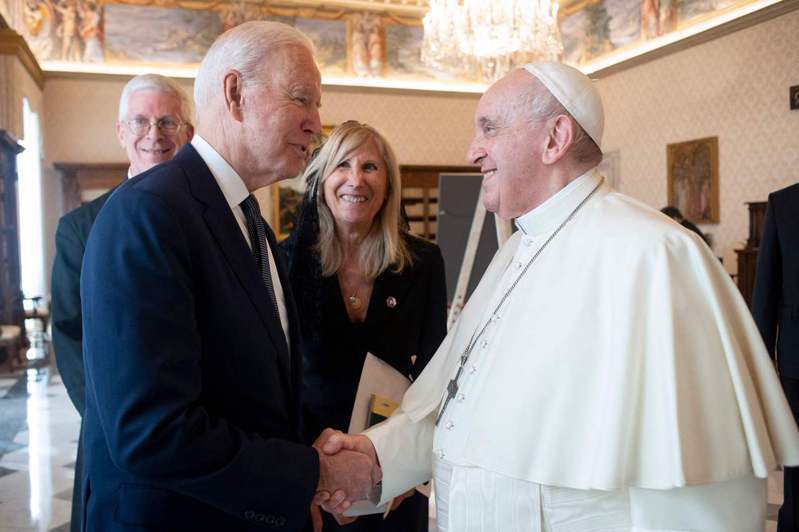 美国总统拜登（左）廿九日拜会教宗方济各（右），双方握手相谈甚欢。（法新社）(photo:UDN)