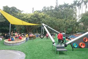 萬芳四號公園擁有完整的共融遊戲場，適合特殊身分的孩童能不受限制地一起遊玩。 圖／北市工務局提供