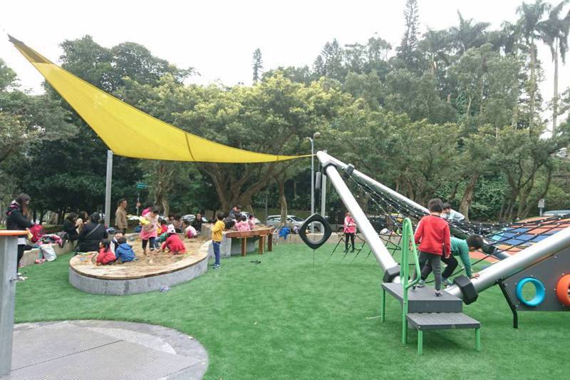 萬芳四號公園擁有完整的共融遊戲場，適合特殊身分的孩童能不受限制地一起遊玩。 圖／北市工務局提供