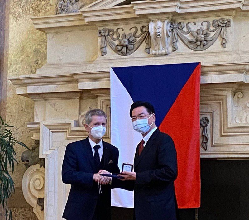 外交部長吳釗燮24日起訪問歐洲，圖為27日他獲捷克參議院議長維特齊頒發獎章。圖／外交部提供