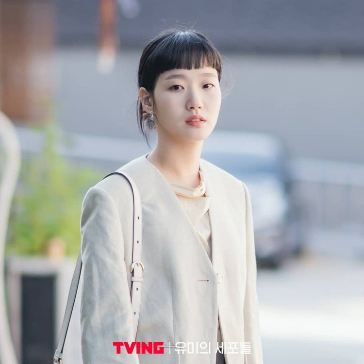 金高銀穿著韓國品牌NUVO 10絲巾領襯衫、ＷＭＭ外套。圖／取自IG @tvin...