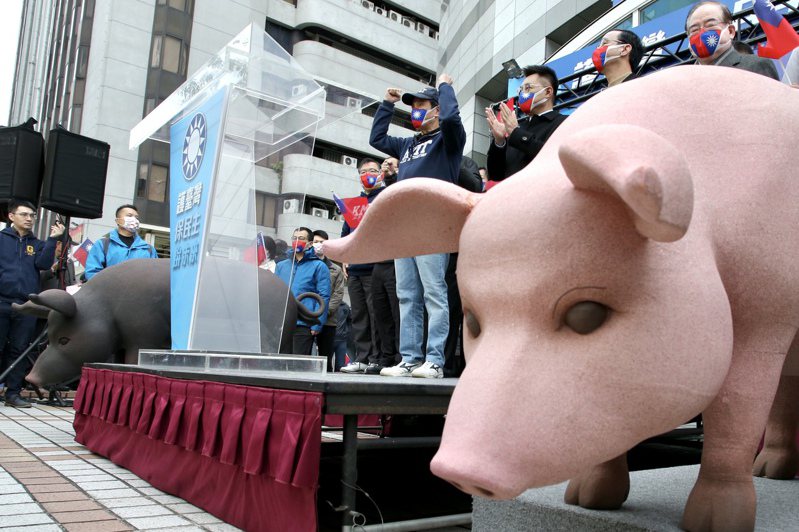 國民黨主席朱立倫說，民進黨一定要講清楚，是不是可以讓台灣豬變成萊豬？如果不行，那大家一起反萊豬。圖／聯合報系資料照片
