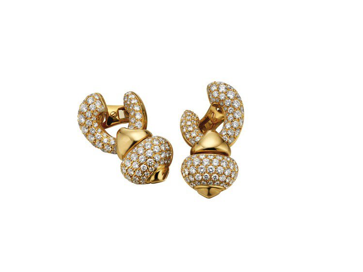 安潔莉娜裘莉配戴的寶格麗Heritage典藏系列黃K金鑽石耳環，創作於西元199...