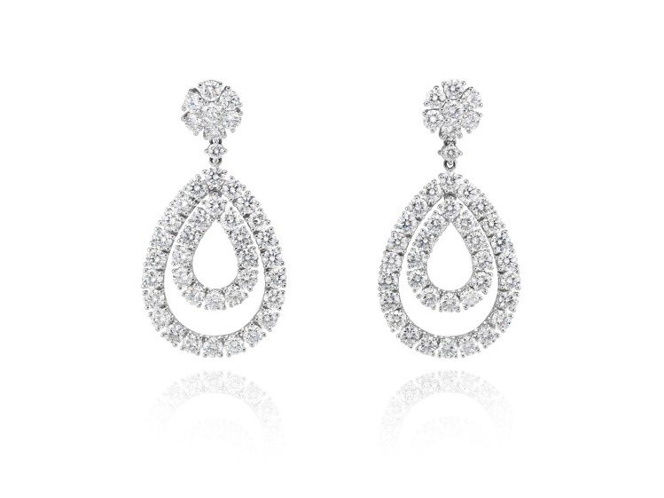 Olivia Colman配戴蕭邦L'Heure du Diamant系列耳環，獲公平採礦認證之18K白金鑲嵌總重6.75 克拉鑽石。圖／蕭邦提供