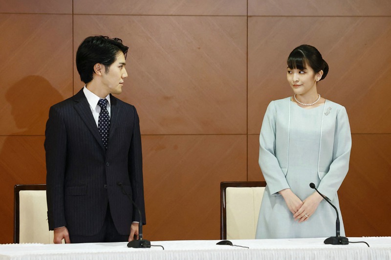 日本公主真子（右）26日登記結婚，嫁給平民小室圭（左），成為「小室」真子。法新社