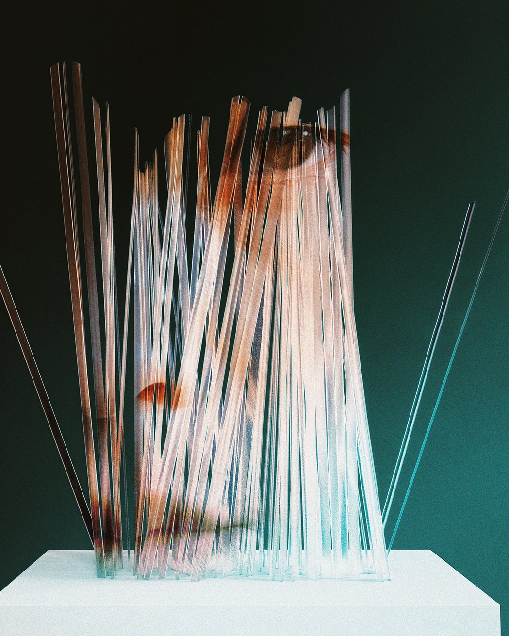 許光漢的首張專輯「許光漢」預購視覺充滿意識形態感，吊足粉絲胃口。圖／何樂音樂提供