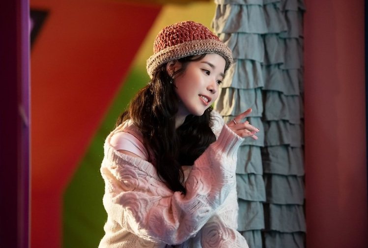 韓國國民妹妹IU最近帶著新單曲《Strawberry Moon》回歸，在MV中身穿Blumarine米色立體玫瑰花針織外套，顯得格外優雅俏皮。圖／Blumarine提供