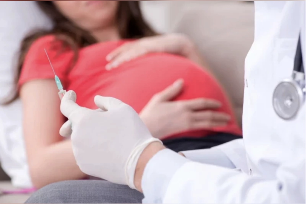 指揮中心指出，第二劑疫苗應與第一劑疫苗同一廠牌，以避免混打引起副作用時對母體或胎兒可能造成影響。圖片來源／ingimage