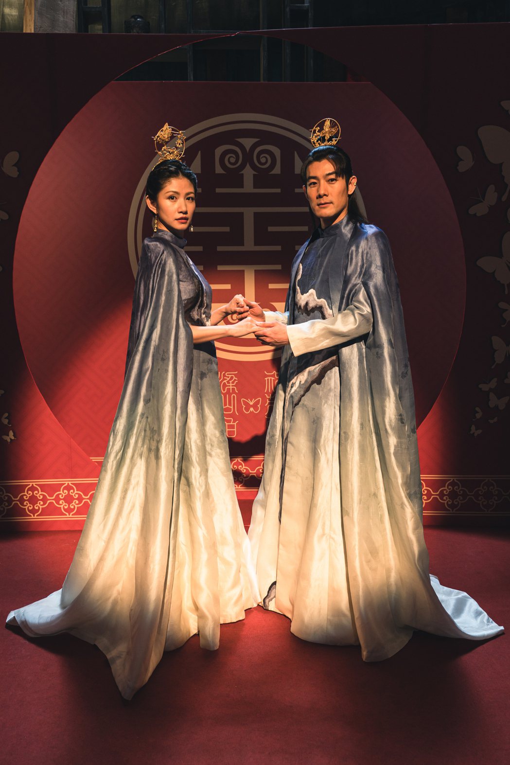 施易男（右）、李千那在「孟婆客棧」著古風婚服。圖／公視台語台提供