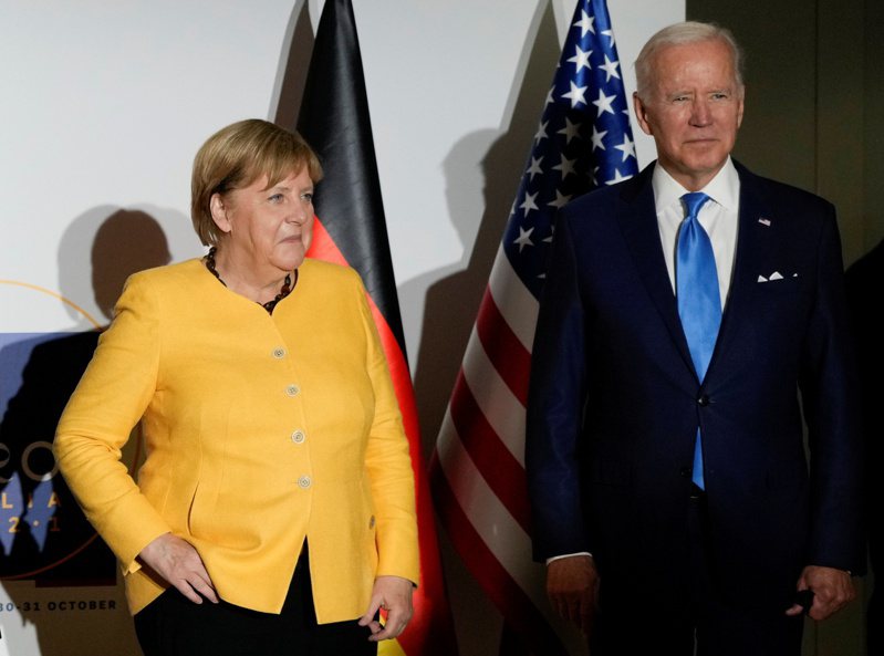 德國總理梅克爾（左）30日在義大利羅馬出席G20峰會，與美國總統拜登（右）合影。（路透）