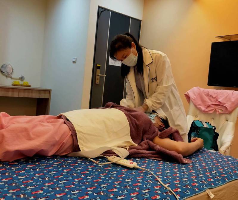 泌乳師何湘榆經常受邀到坐月中心，或到宅幫產婦處理塞奶問題。記者卜敏正／翻攝