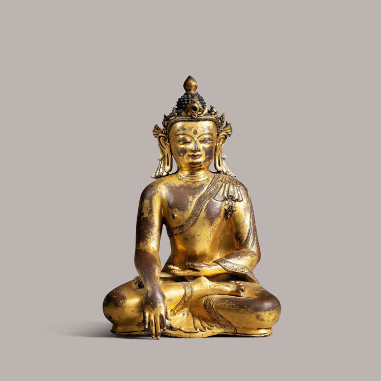尼泊爾14、15世紀鎏銅合金佛坐像，估價25萬英鎊起。圖／蘇富比提供