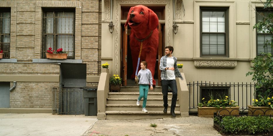 「大紅狗克里弗」比人類還巨大，畫面很有趣。圖／UIP提供
