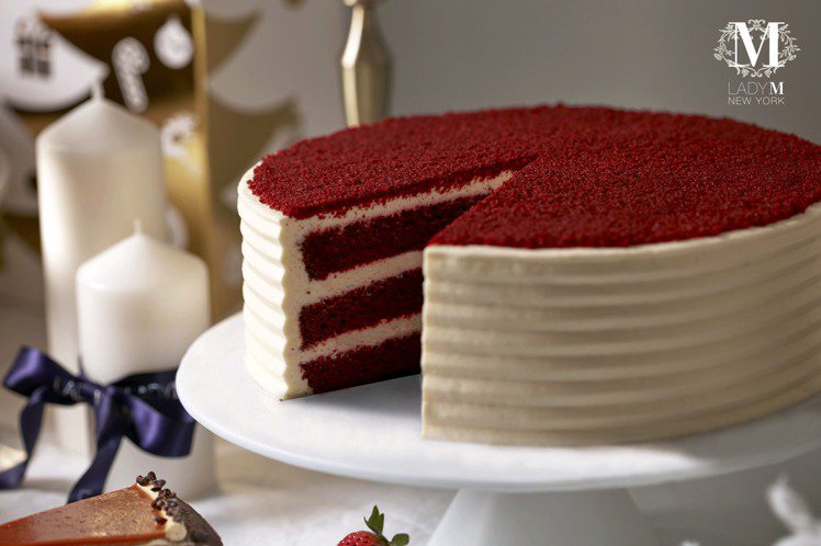 紅絲絨蛋糕，9吋2,600元、切片260元。圖／Lady M提供