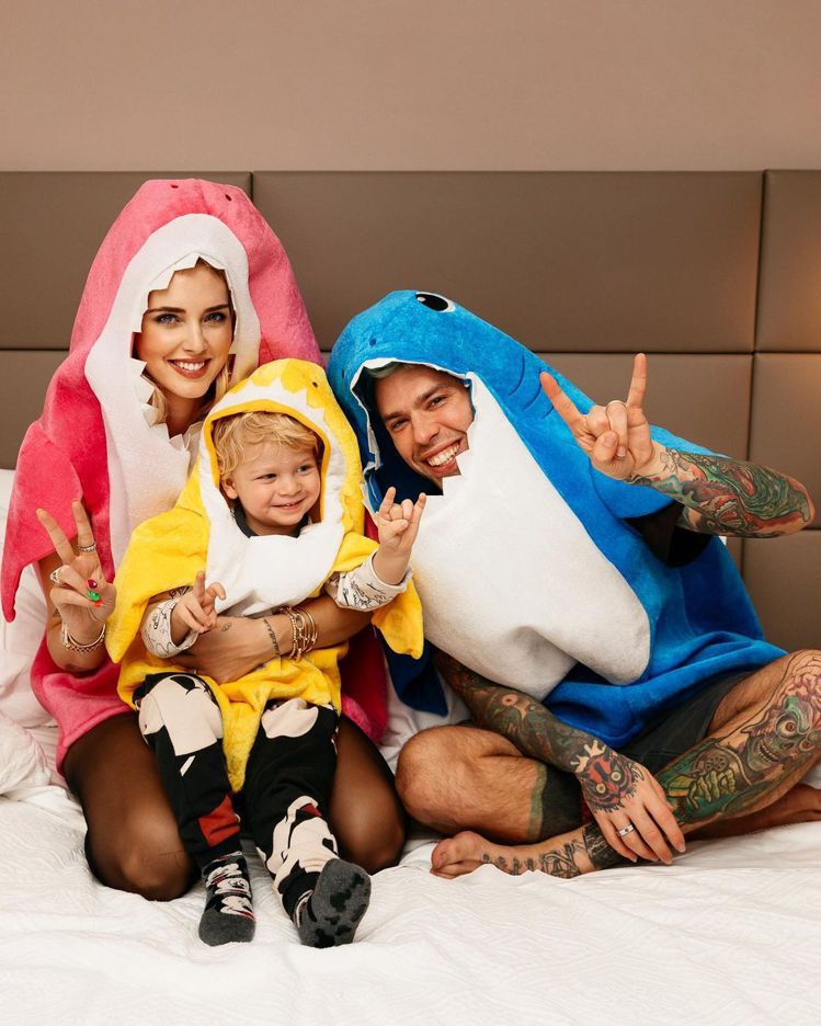 回顧去年，Chiara Ferragni一家打扮成《鯊魚寶寶》（Baby Shark）。圖／摘自IG