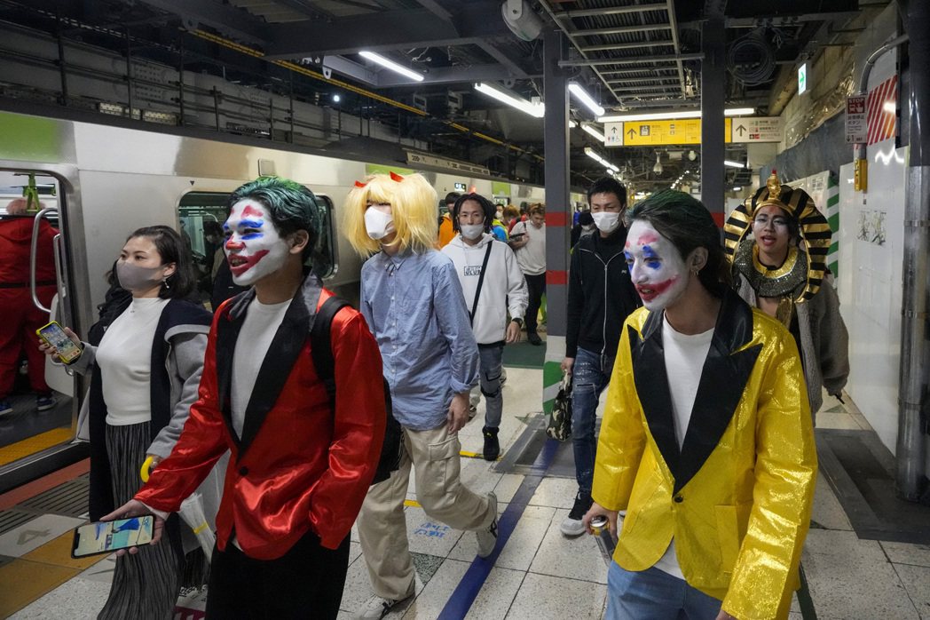 事發同一日，澀谷地鐵站的萬聖節狂歡人潮。 圖／美聯社