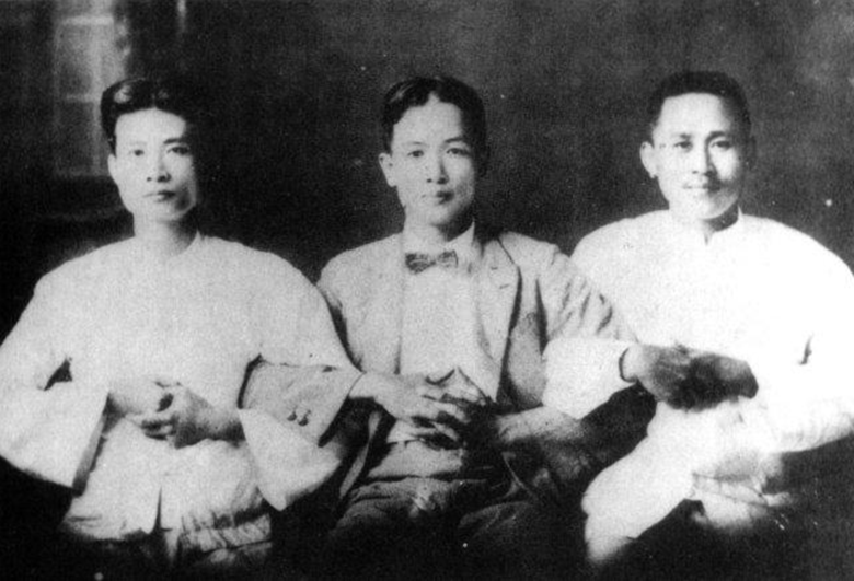 「文協台南支部鐵三角」右至左：蔡培火、王受祿與韓石泉，於1930年共擬組織「新生堂財團」時留下的合影。 圖／維基共享