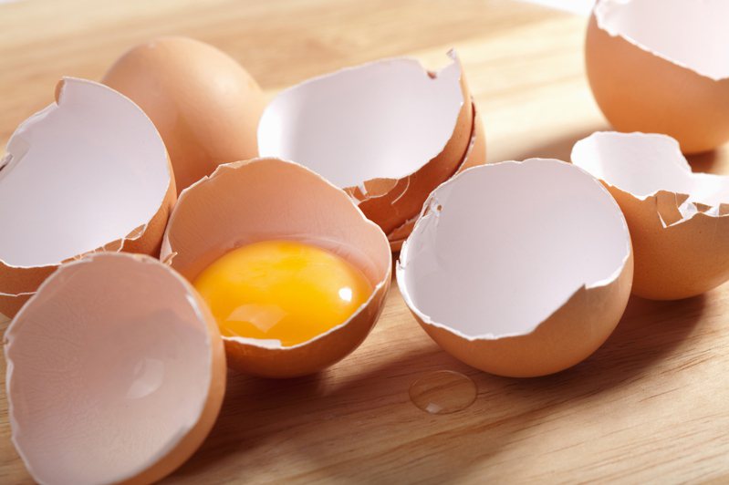蛋黃的顏色受雞的飼料影響，和營養價值、味道無關。圖片來源／ingimage