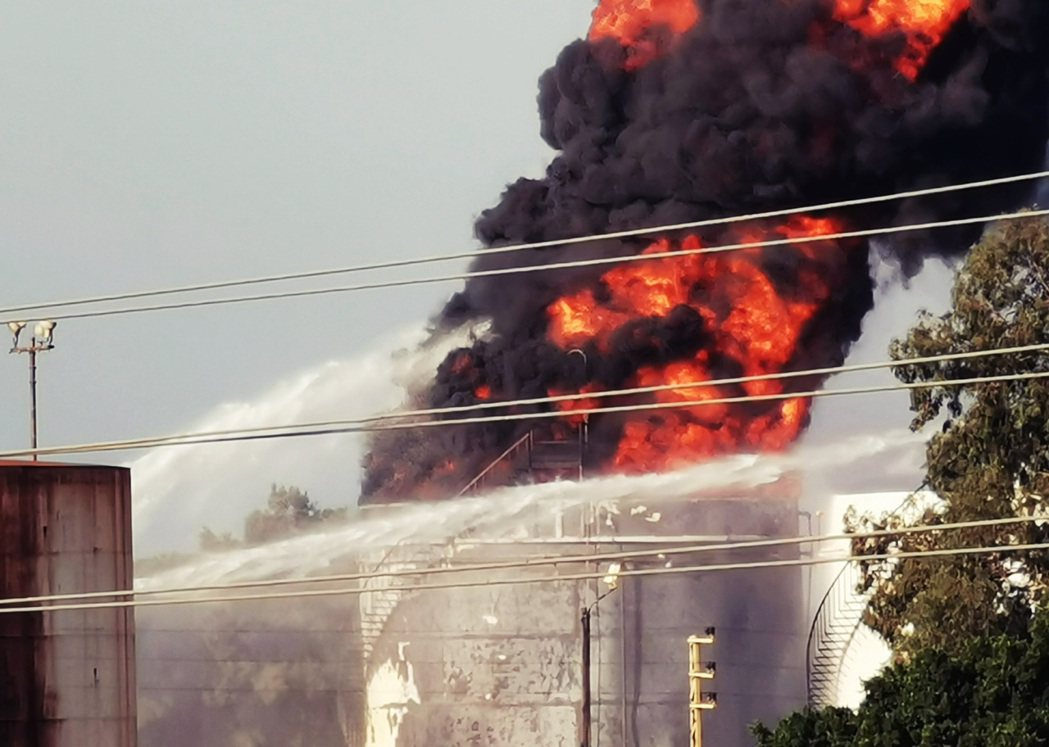 大停電之後不久，黎巴嫩又發生石油設施大火，數十萬升汽油瞬間化為烏有。 圖／路透社