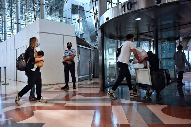 泰國觀光業今天重新啟動，曼谷蘇凡納布（Suvarnabhumi）機場率先迎接遊客。 法新社
