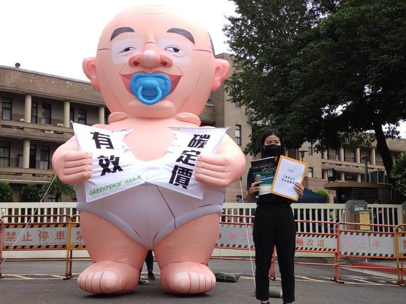 環團「綠色和平」抬著4米高巨嬰蘇院長人偶到行政院前要求承諾。台灣醒報記者鄧玉瑩／攝影