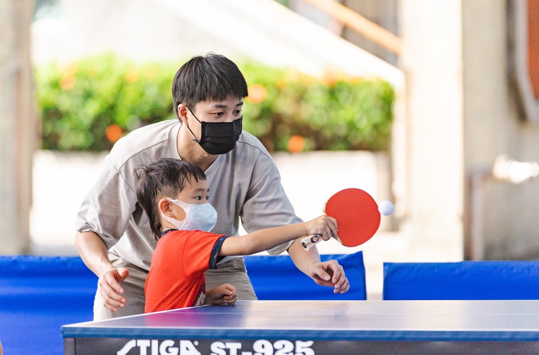 江宏傑認真教導小朋友打球。圖／好看娛樂提供