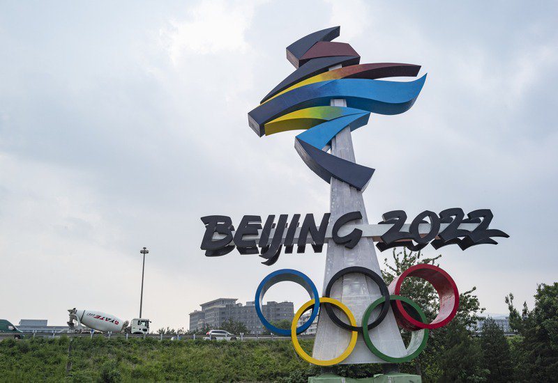 北京西五環晉元橋東北角匝道處，矗立著北京2022年冬奧會會徽雕塑。中新社