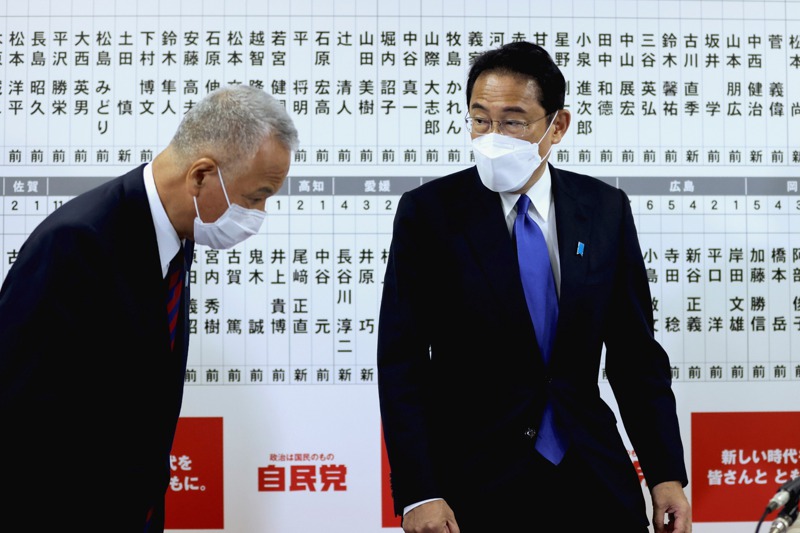 日本自民黨幹事長甘利明選後向黨總裁岸田文雄（右）辭職。路透