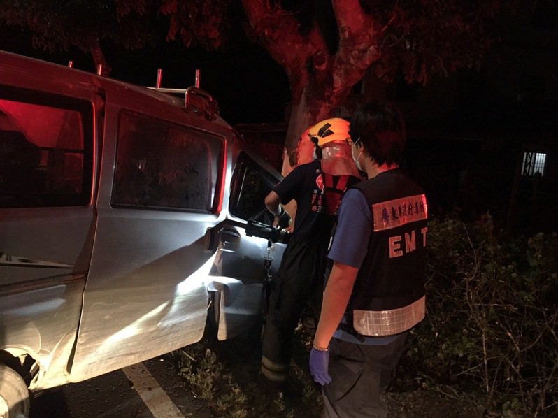 At a point 428 kilometers south of Jiadongtai Line, Pingtung, a small van collided with a tree in the early morning of yesterday morning. It drove away but left 4 migrant workers in the car.  Reporter Chen Hongyi/Flip photo