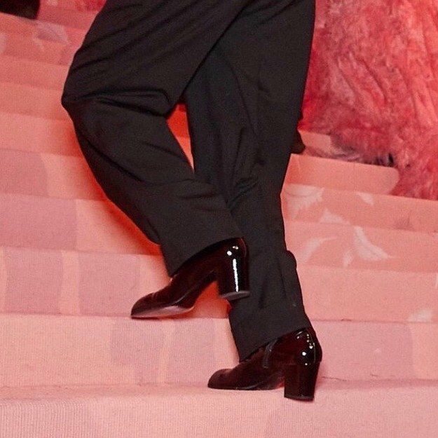 Harry Styles曾在Met Gala活動上穿著GUCCI的高跟靴。圖／摘...