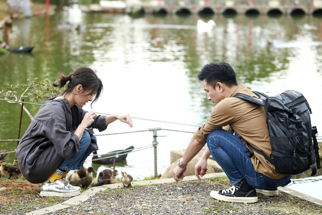 傅子純(右)、蘇晏霈拍「黃金歲月」空檔，現場與水池小鴨互動。民視提供