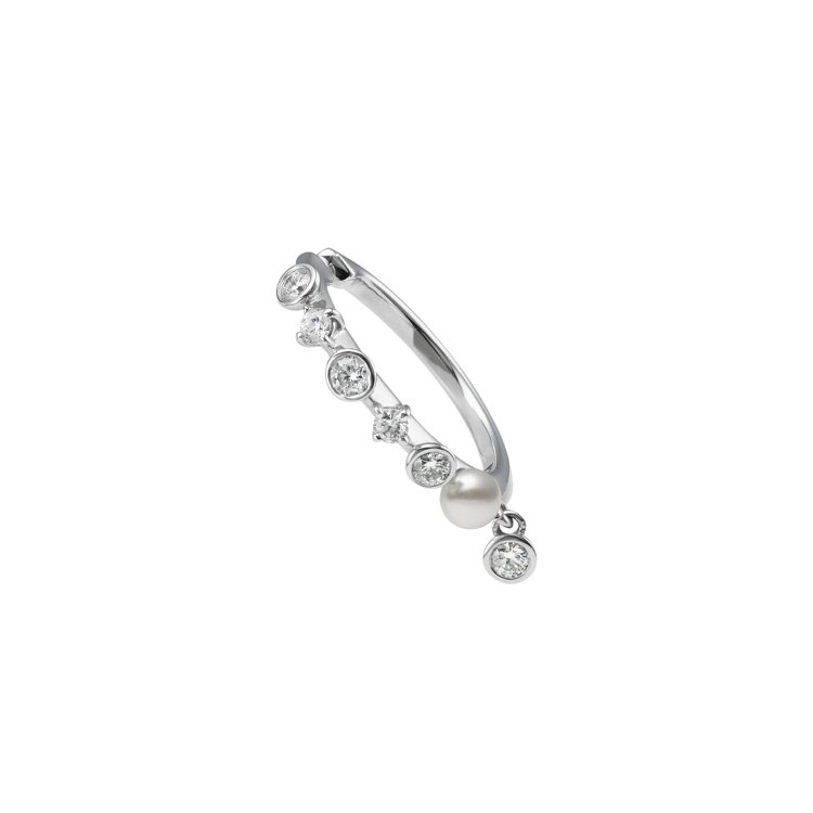 MIKIMOTO Dinner Ring系列鑽石珍珠耳骨夾，18K白金鑲嵌鑽石、約3.00mm日本Akoya珍珠，42,000元。台北101旗艦店搶先上市。圖／MIKIMOTO提供
