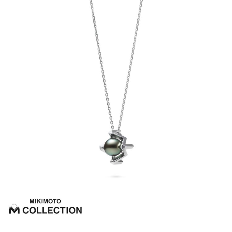 MIKIMOTO M Collection黑珍珠墜鍊，18K白金搭配約10.00mm黑珍珠，15萬5,000元。圖／MIKIMOTO提供
