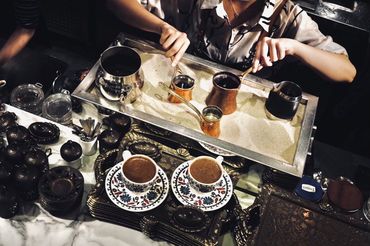 土耳其咖啡以銅壺在熱砂中燉煮咖啡。圖／登陸土星土耳其咖啡提供。