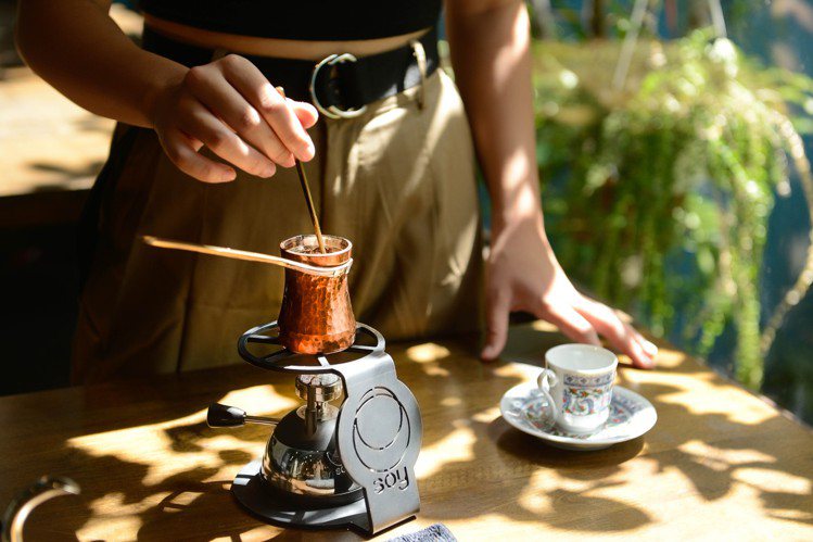 土耳其咖啡使用長柄土耳其咖啡壺（Cezve）加熱，最後不過濾咖啡粉，直接倒入杯中...