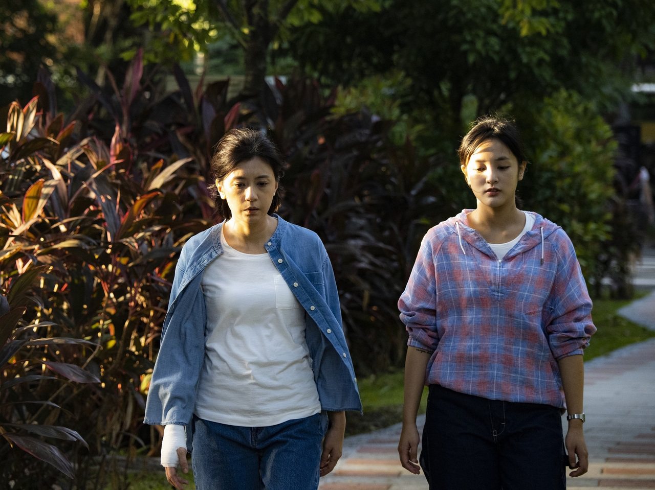 賈靜雯（左）與王淨在「瀑布」對手戲精彩，登上周末台灣新片賣座第1名。圖／本地風光提供