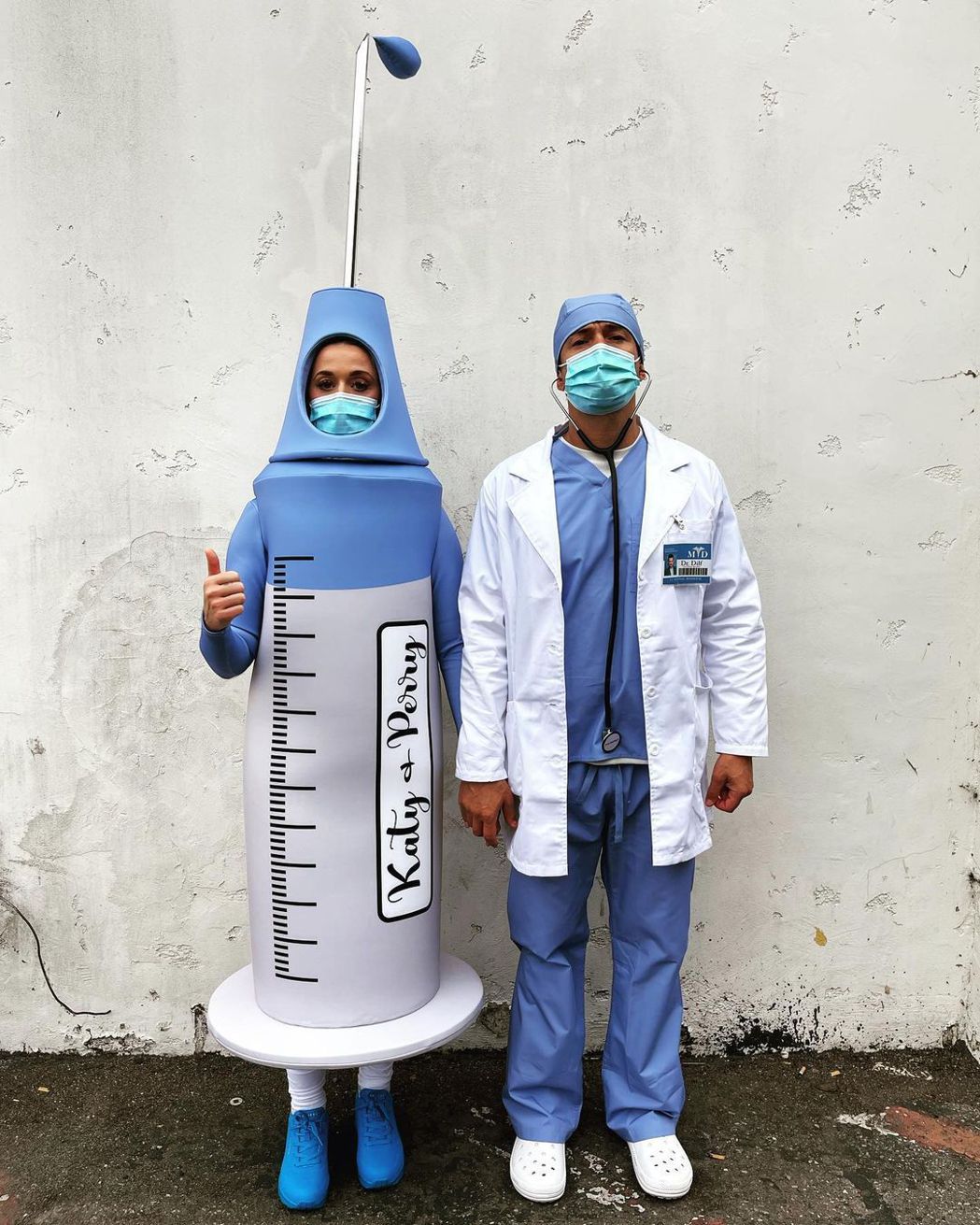 凱蒂佩芮（左）與奧蘭多布魯分別扮成疫苗針筒與醫生。圖／摘自IG