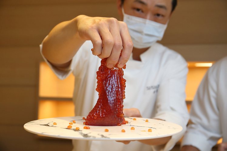 尚未脫模的北海道生筋子，較一般鮭魚卵風味更新鮮、口感更佳。記者陳睿中／攝影