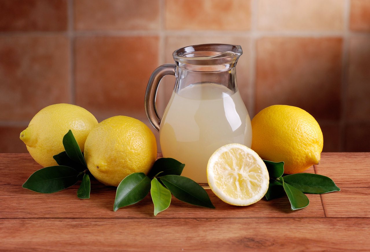 長期喝檸檬汁養生，易引起胃部不適。圖╱123RF
