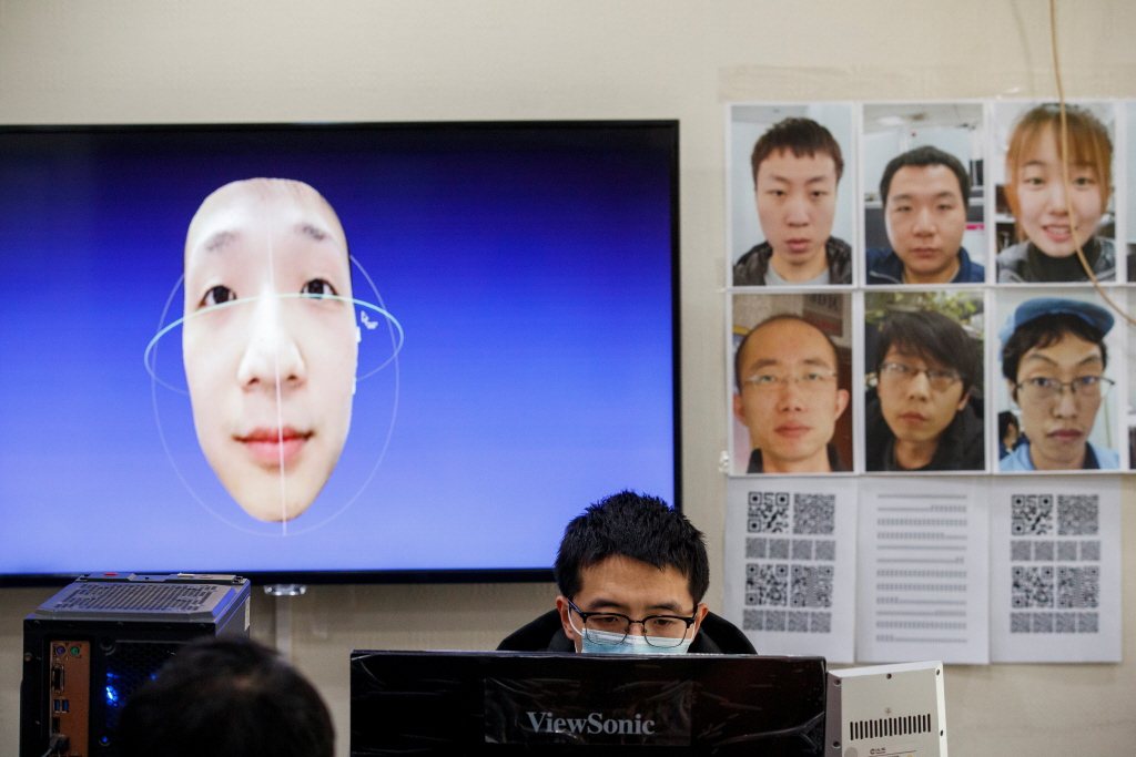 我們必須從網路社群乃至於網路世界的社會性，來看待奠基於AI的Deepfake技術換臉的私密影像。示意圖。 圖／路透社