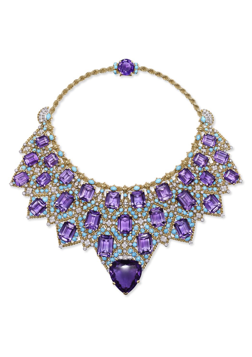 展品之一為1947年由溫莎公爵委託卡地亞巴黎製作的紫水晶項鍊，黃金與鉑金鑲嵌鑽石...